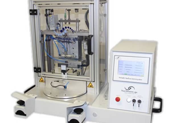 Heißverstemmsystem Tischgerät mit seitlich angeordneter Steuerung. 