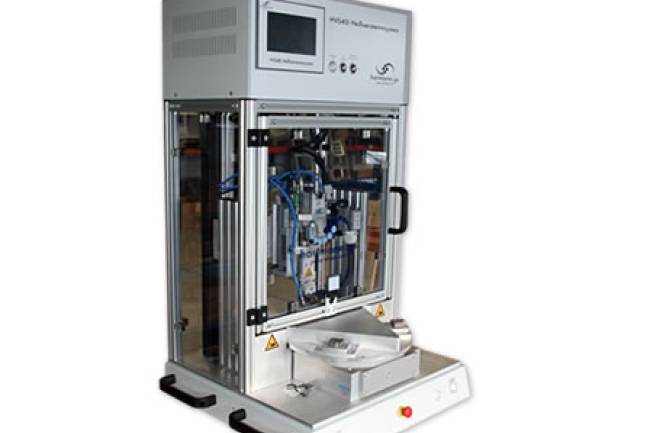  Heißverstemmsystem mit oben angeordneter Steuerung,  und mit einem 3-fach Drehteller.