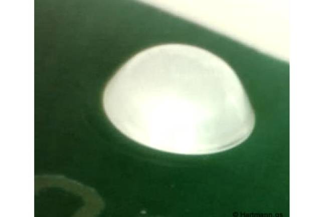 Kunststoffdome fixieren eine Leiterplatte in einem Kunststoff Bauelement.