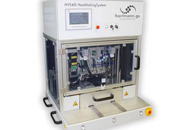 Doppel-Heißverstemmsystem mit Schiebetisch.