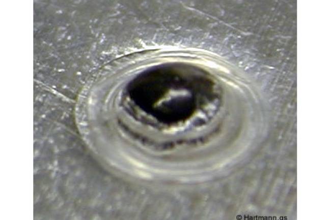 Fixierung eines Blech-Stanzteils durch einen heißverstemmten Pin aus POM