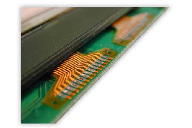 Lötung eines LCD auf einer Leiterplatte.