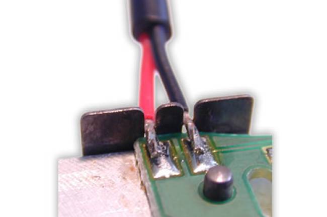 Optimierung der Bügellötung von Einzellitzen auf Leiterplatten durch den Einsatz profilierter Lötbügel.