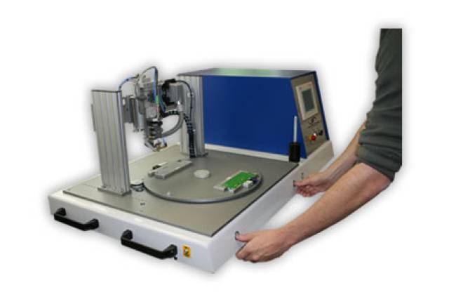 Bügellötsystem mit Drehteller in Desktop-Ausführung: Großdimensionierte Lösung für vielseitige Lötprozesse.