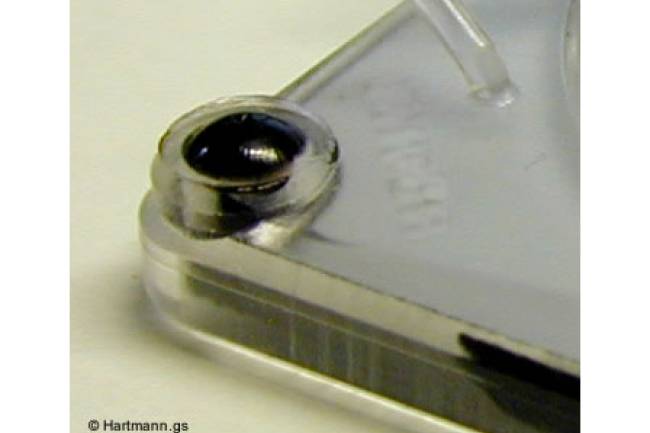 Methoden zur Fixierung eines transparenten PMMA-Deckels auf einem Unterteil.