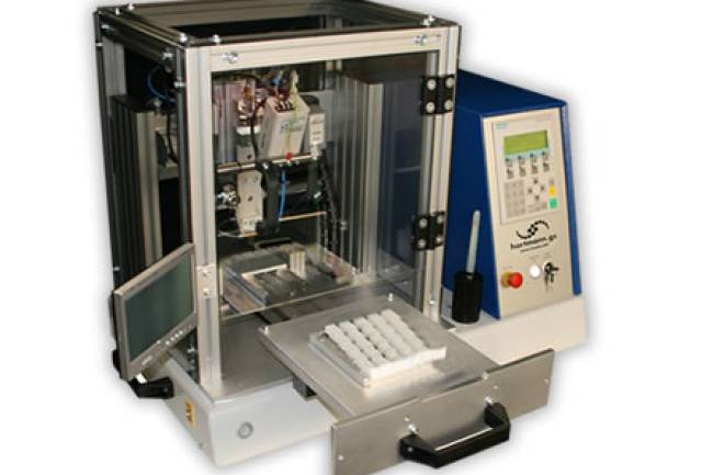 Bügellötsystem mit Schiebetisch in Desktop-Ausführung.