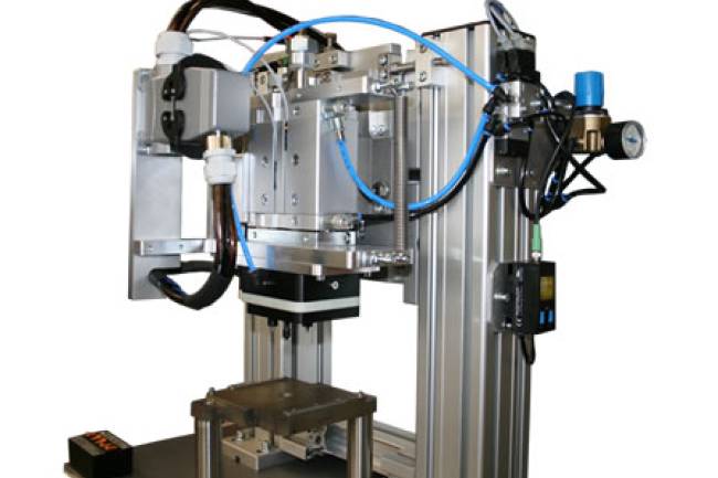 Heißverstemmanlage zur Integration in ein Inlinesystem.