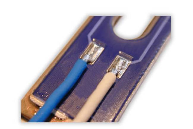 Effiziente Bügellötung von Einzellitzen auf Metallträgern mittels profiliertem Lötbügel.