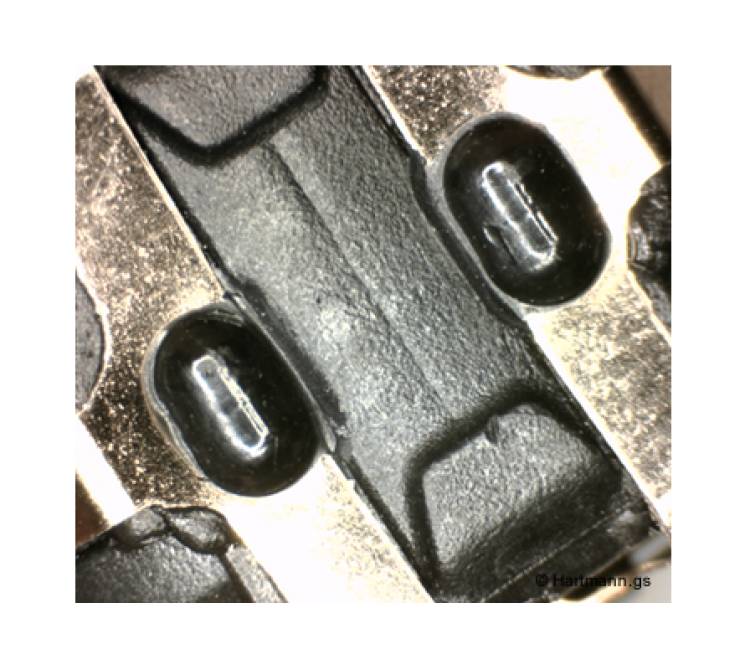 Heißverstemmen Anwendungen Blech-Stanzteil wird in seiner Position fixiert