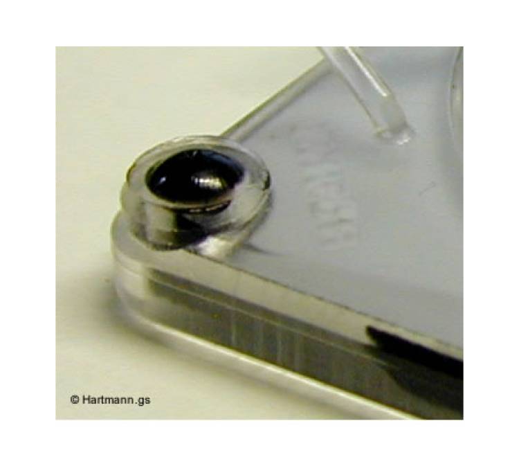 Methoden zur Fixierung eines transparenten PMMA-Deckels auf einem Unterteil.